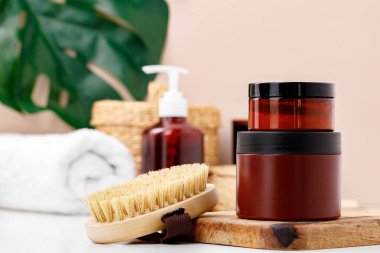 Kahverengi konteynır mavi banyo arka planına karşı