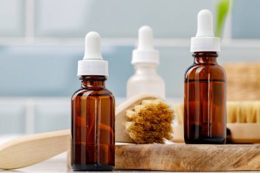 Banyoda pipetli cam kozmetik yağ şişeleri.