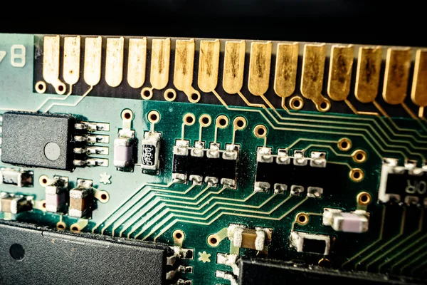 A számítógép elektronikus áramköri lapjának makrofotója — Stock Fotó