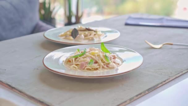 Due piatti di pasta preparata sul tavolo in un ristorante — Video Stock