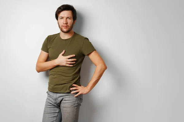 Retrato de un joven hombre casual de pie sobre fondo gris — Foto de Stock