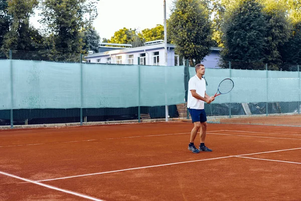 Tennisspieler steht mit Schläger auf Tennisplatz — Stockfoto