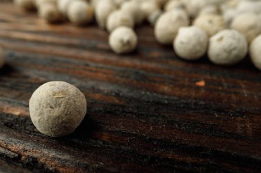 Tahta masadaki beyaz biberli baharat yığını.