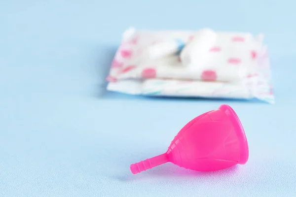 Menstruationstasse und Hygienepolster auf dem Tisch aus nächster Nähe — Stockfoto