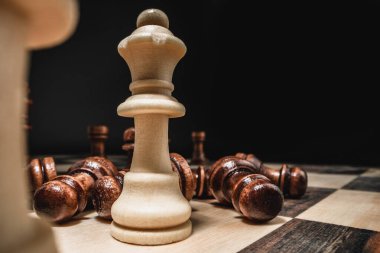 Siyah arkaplana karşı satranç taşlarıyla satranç oyunu