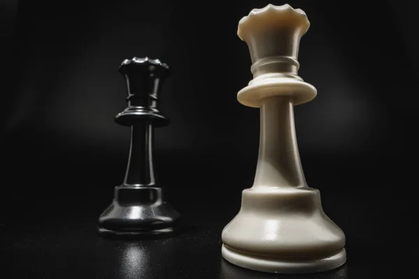 Шахова гра з шаховими фігурами на чорному тлі — стокове фото