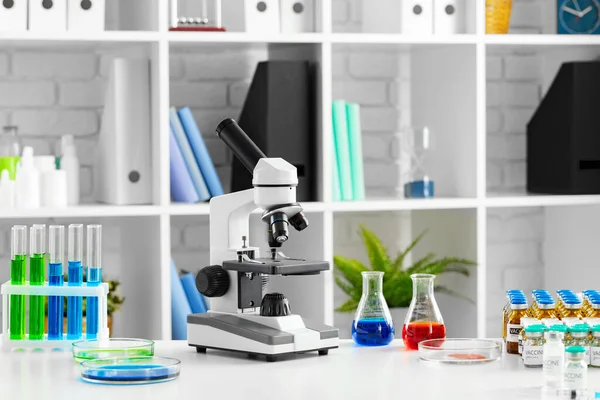 Tıp laboratuarında mikroskop ile bilimsel sağlık araştırma geçmişi