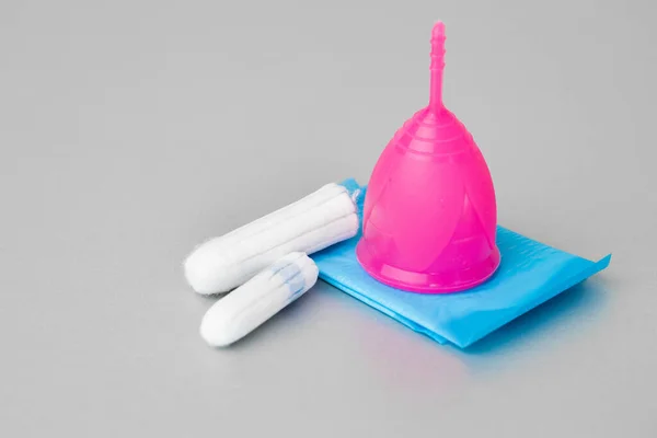 Hygieniske produkter for menstruasjon på grå bakgrunn som ligger tett inntil – stockfoto