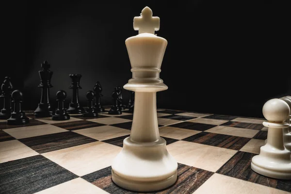 Шахові фігури на шаховій дошці макро фото — стокове фото