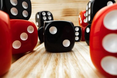 Ahşap arkaplanda kırmızı ve siyah zar küpleri