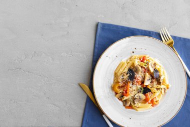 Tabakta mantar ve krema soslu makarna.