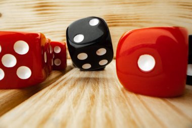 Ahşap arkaplanda kırmızı ve siyah zar küpleri