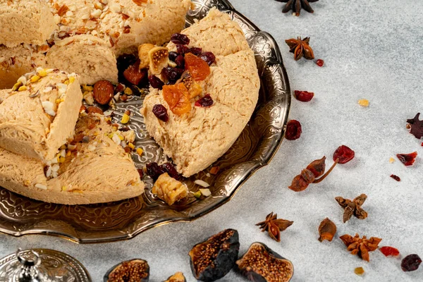 Halva med torkad frukt på arabiska matvaror — Stockfoto