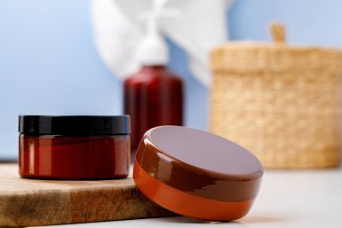 Kahverengi konteynır mavi banyo arka planına karşı