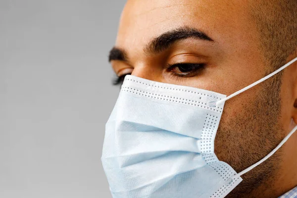 Retrato de cerca del hombre afroamericano con máscara médica —  Fotos de Stock
