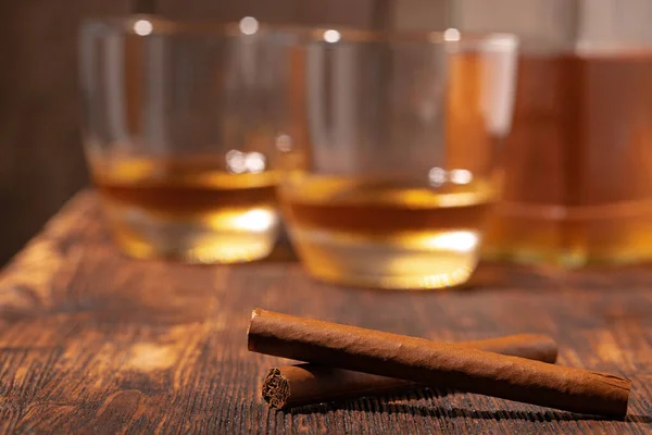 Deux verres de whisky et de cigares sur une table en bois — Photo