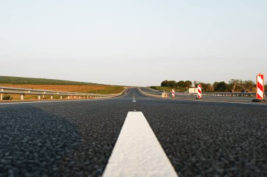 Otobanda asfalt yolda beyaz işaret çizgisi