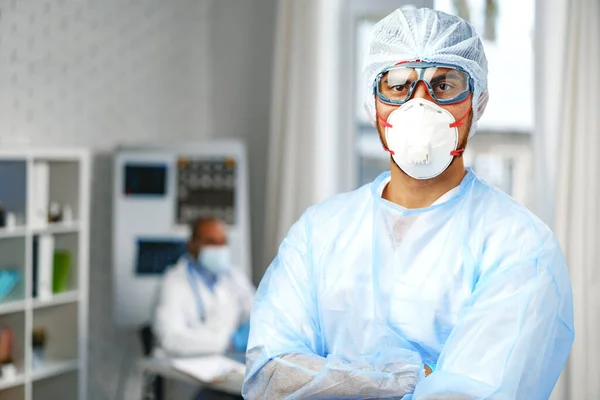 Männlicher Arzt in medizinischem Schutzanzug steht im Krankenhausschrank — Stockfoto