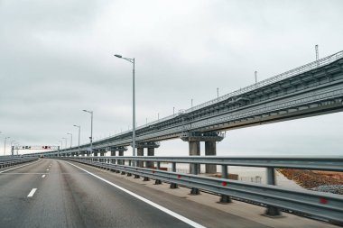 Asfalt yolu ve bulutlu gökyüzü ile boş otoyol