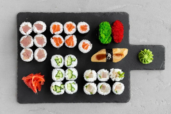 Maki sushi set podávaný na černém kamenném podnosu — Stock fotografie