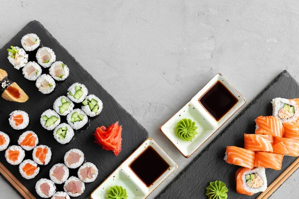 Maki sushi set podávaný na černém kamenném podnosu — Stock fotografie