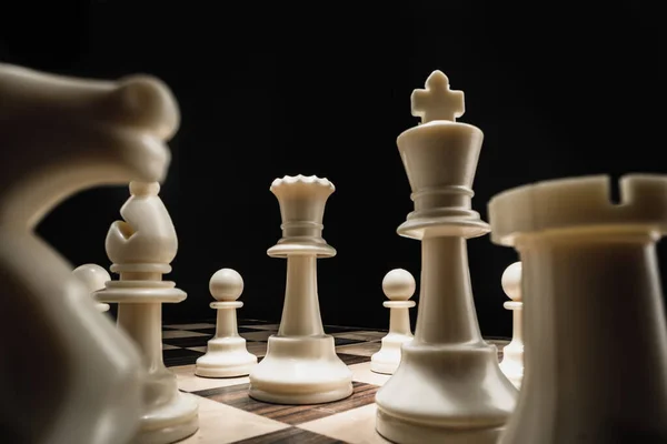Schachbrett mit Figuren auf dunklem Hintergrund — Stockfoto