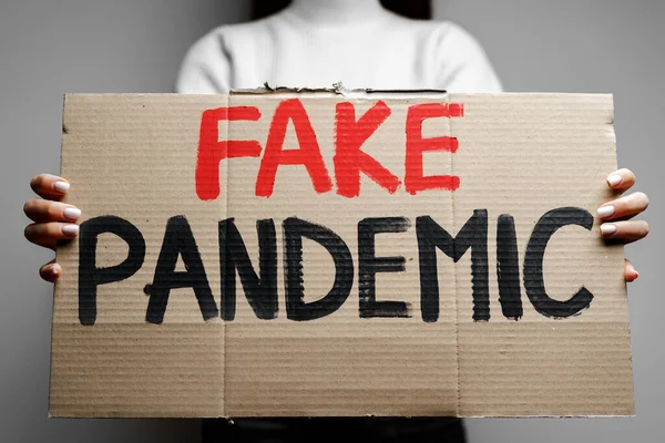 Manifesto di protesta contro le notizie false sull'epidemia 2019-nCoV e il trattamento — Foto Stock