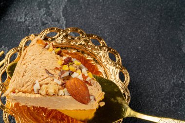 Altın spatula üzerine yarım parça tatlı.