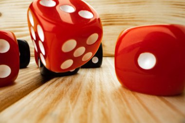 Ahşap arkaplanda kırmızı ve siyah zar küpleri