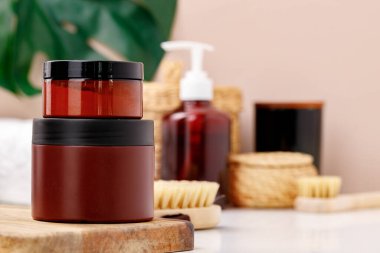 Kahverengi konteynır mavi banyo arka planına karşı