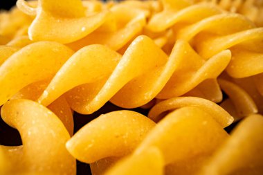 Makro fotoğraf kuru fusilli makarna yığını