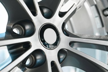 Lüks araba tekerleğinin alüminyum kenarı. Yaklaş.