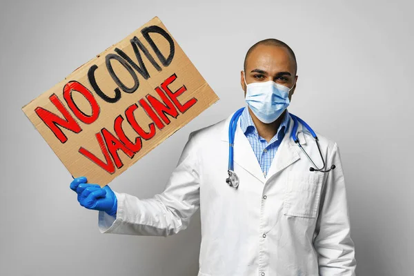 Doktor elinde COVID aşı metni olmayan protesto pankartı tutuyor. — Stok fotoğraf