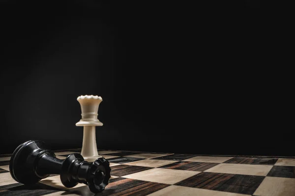 Шахова дошка з фігурами на темному тлі — стокове фото