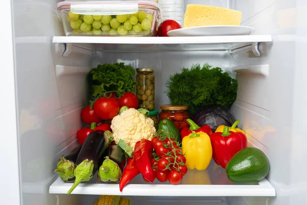 Kühlschrankregal voller frischem Gemüse aus nächster Nähe — Stockfoto