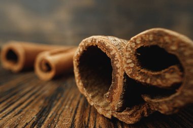 Ahşap arka planda tarçın çubuklarının makro fotoğrafı