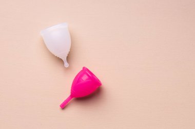 Bej arkaplan görünümlü iki adet bardağı