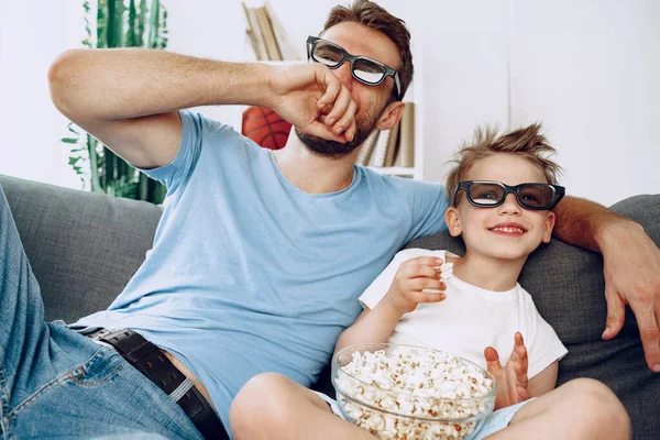 Padre e hijo viendo películas en casa en gafas 3D y comiendo palomitas de maíz — Foto de Stock