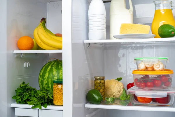 Nevera abierta llena de frutas, verduras y bebidas — Foto de Stock