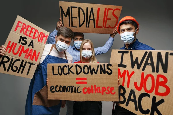 Gruppo di manifestanti in piedi con cartelli contro i blocchi — Foto Stock