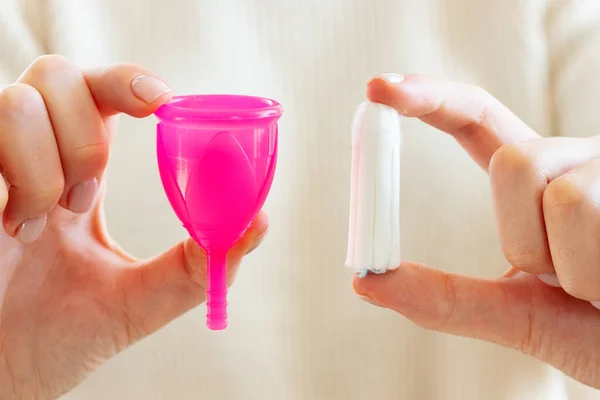 Weibliche Hände mit Menstruationstasse und medizinischem Tampon — Stockfoto