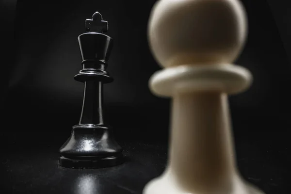 Шахова гра з шаховими фігурами на чорному тлі — стокове фото