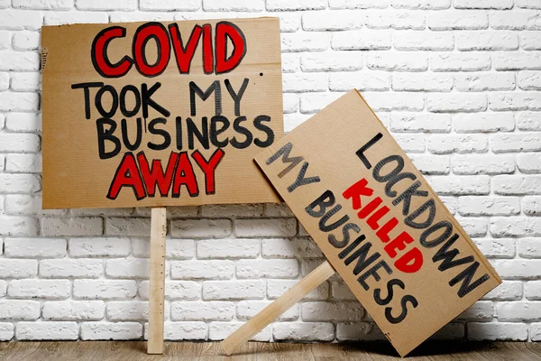 Une pancarte protestante contre le blocage du coronavirus se referme — Photo