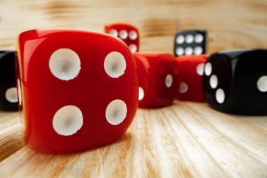 Ahşap arkaplanda kırmızı ve siyah zar küpleri