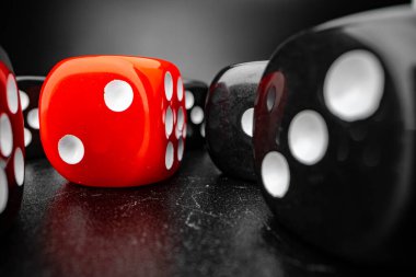 Siyah yüzeyde zar küpleri grubu, makro