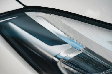 Yeni lüks bir arabanın farları.