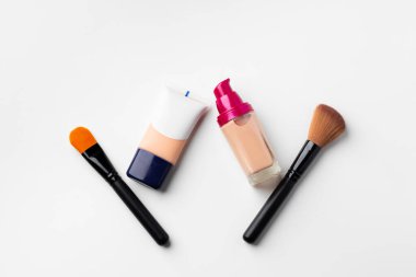 Beyaz arkaplanda fırçayla sıvı temel oluştur