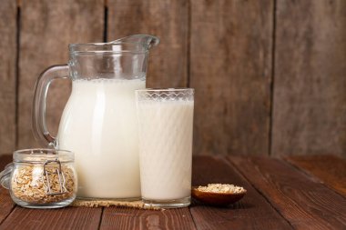 Eski ahşap masada bir sürahi süt.