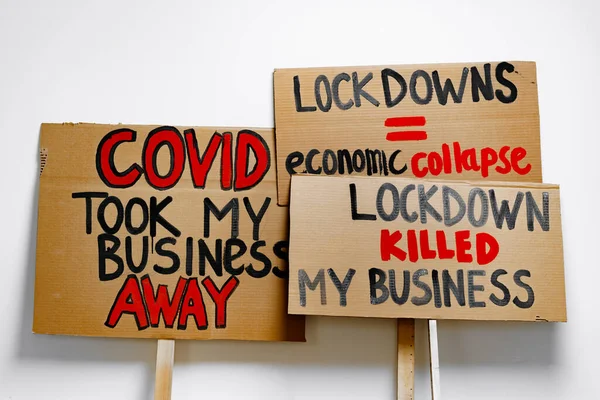 Cartello protestante contro i blocchi coronavirus da vicino — Foto Stock