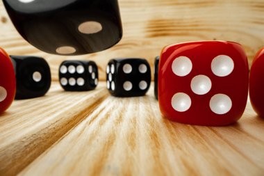 Ahşap arkaplanda kırmızı ve siyah zar küpleri